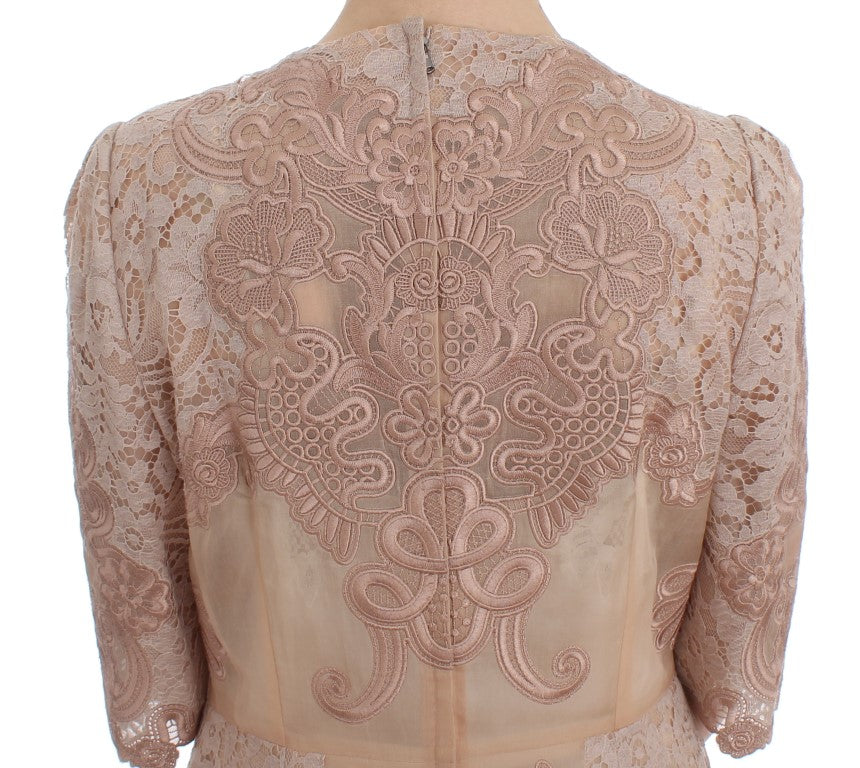 Robe de soirée rose en soie avec dentelle et broderie, Dolce & Gabbana, silhouette élégante et détails raffinés.