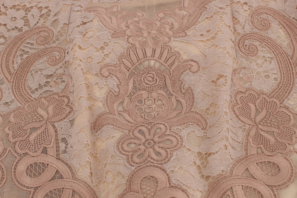 Robe de soirée Dolce & Gabbana en soie rose avec dentelle et broderie, style shift élégante et féminine.
