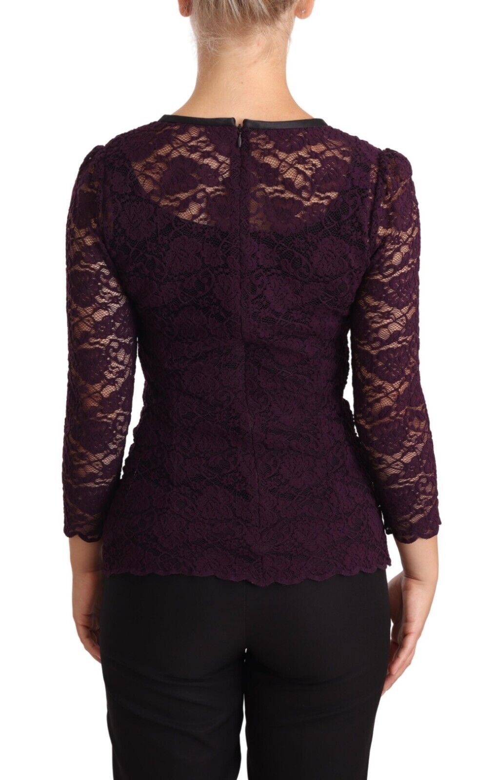 Top à manches longues en dentelle violette Dolce & Gabbana, élégant et raffiné, avec détails en dentelle fine.