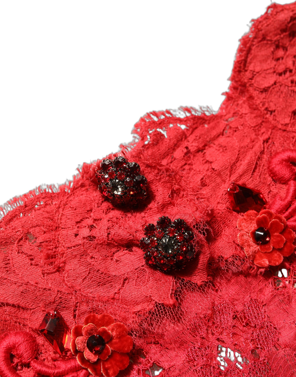 Robe de soirée longue sirène Dolce & Gabbana rouge ornée de broderies et de détails brillants, élégante et sophistiquée.