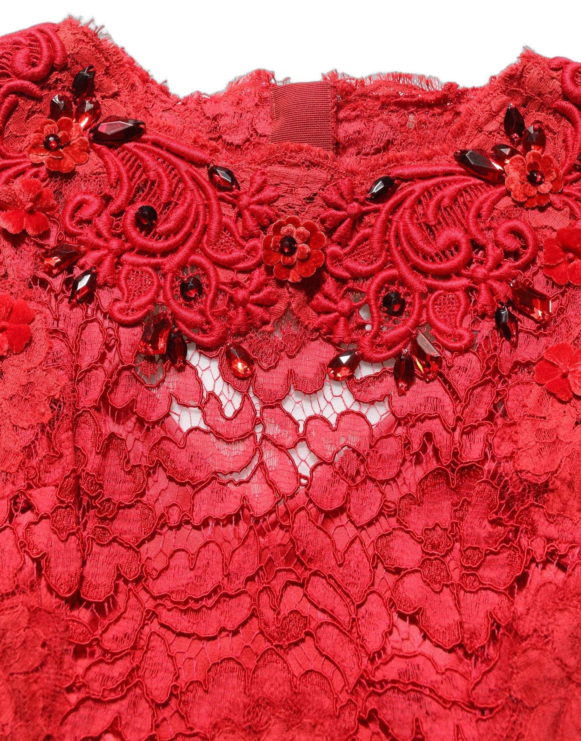 Robe longue sirène rouge Dolce & Gabbana ornée de embellissements, élégante et sophistiquée pour une occasion spéciale.