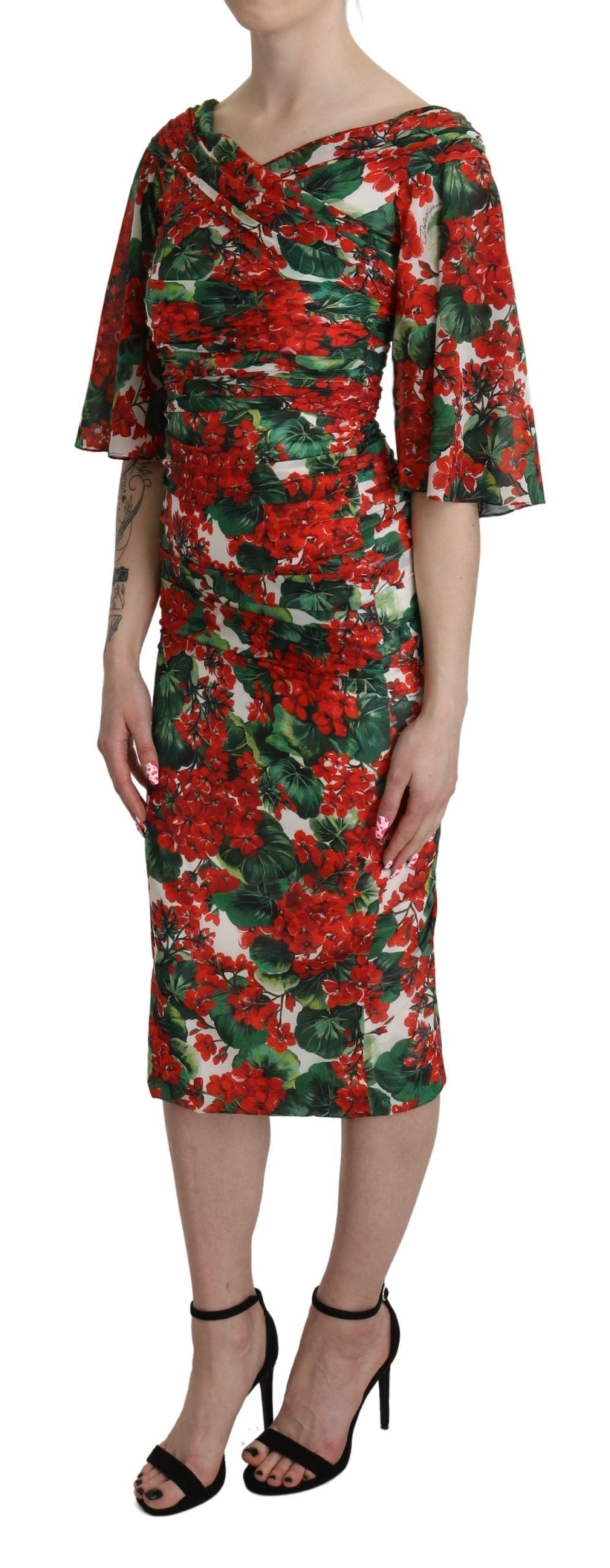 Robe midi en soie stretch rouge à fleurs Dolce & Gabbana, coupe ajustée, détail floral élégant visible sur l'image.