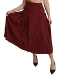 Jupe longue rouge à taille haute plissée en laine de marque Dolce & Gabbana, vue en gros plan.