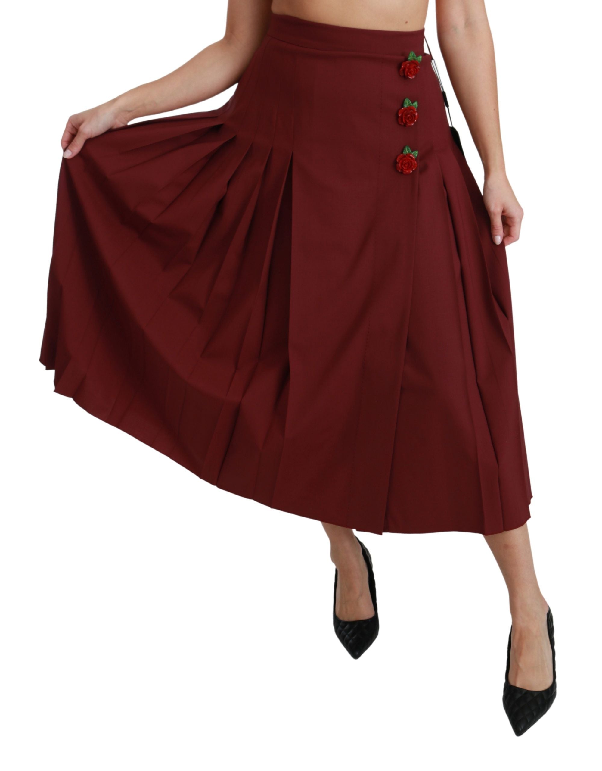 Jupe longue rouge à taille haute plissée en laine de marque Dolce & Gabbana, vue en gros plan.