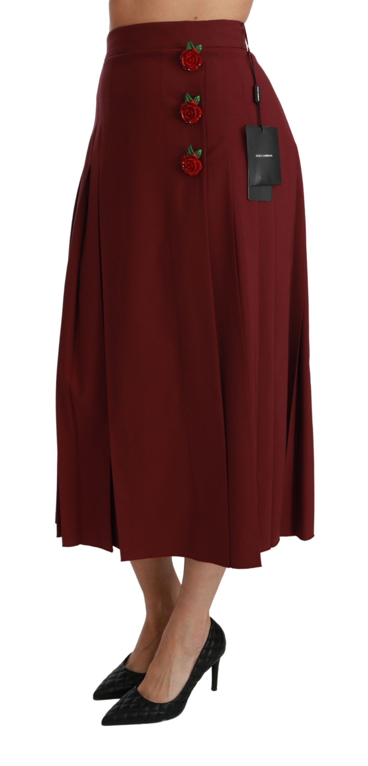 Jupe longue plissée en laine rouge à taille haute de Dolce & Gabbana, élégante et sophistiquée, visible en détail dans l'image.