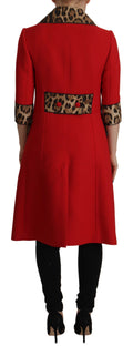 Manteau trench en laine rouge et léopard de Dolce & Gabbana, veste élégante avec motif animalier.