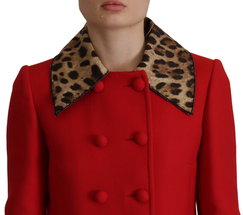 Manteau trench en laine rouge à motif léopard Dolce & Gabbana, veste élégante avec ceinture et boutons.