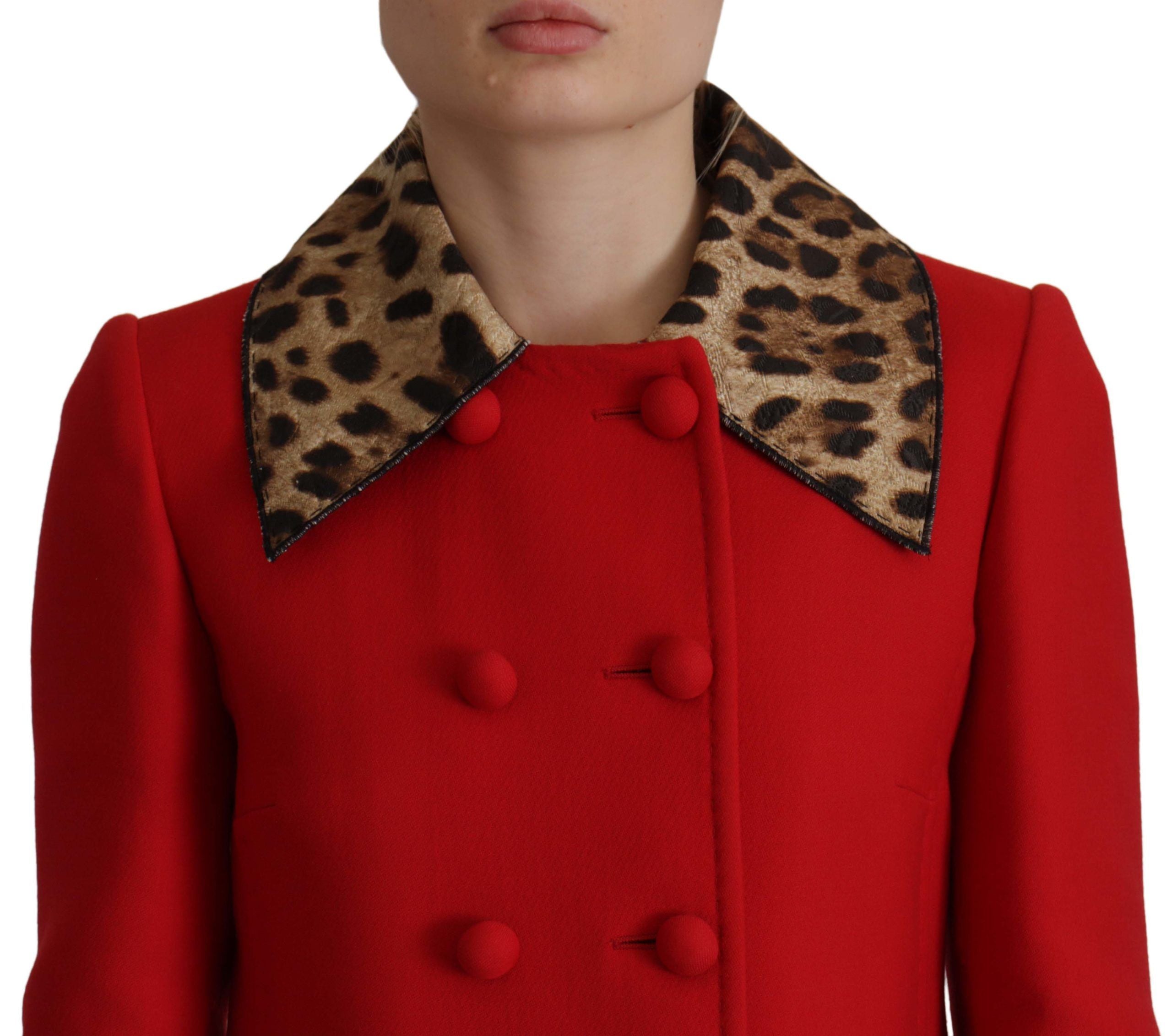 Manteau trench en laine rouge à motif léopard Dolce & Gabbana, veste élégante avec ceinture et boutons.