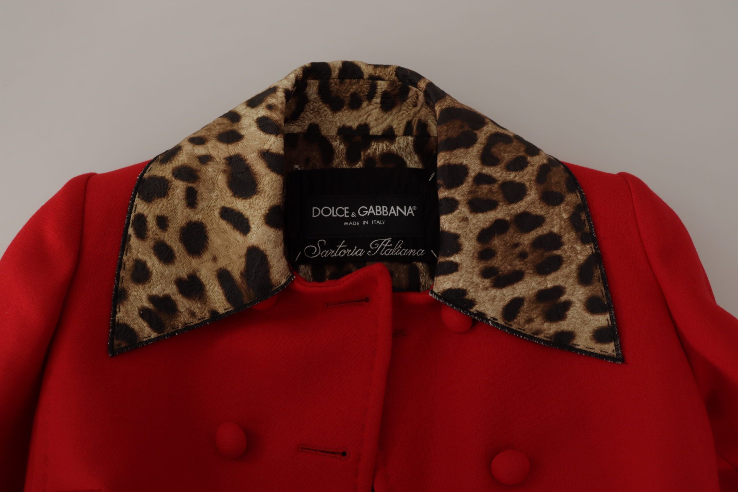 Manteau trench en laine rouge à motif léopard de Dolce & Gabbana porté par un mannequin.