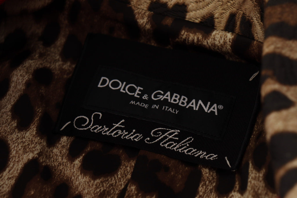 Blouson trench en laine rouge à imprimé léopard de Dolce & Gabbana, élégant et chaud, visible en gros plan.