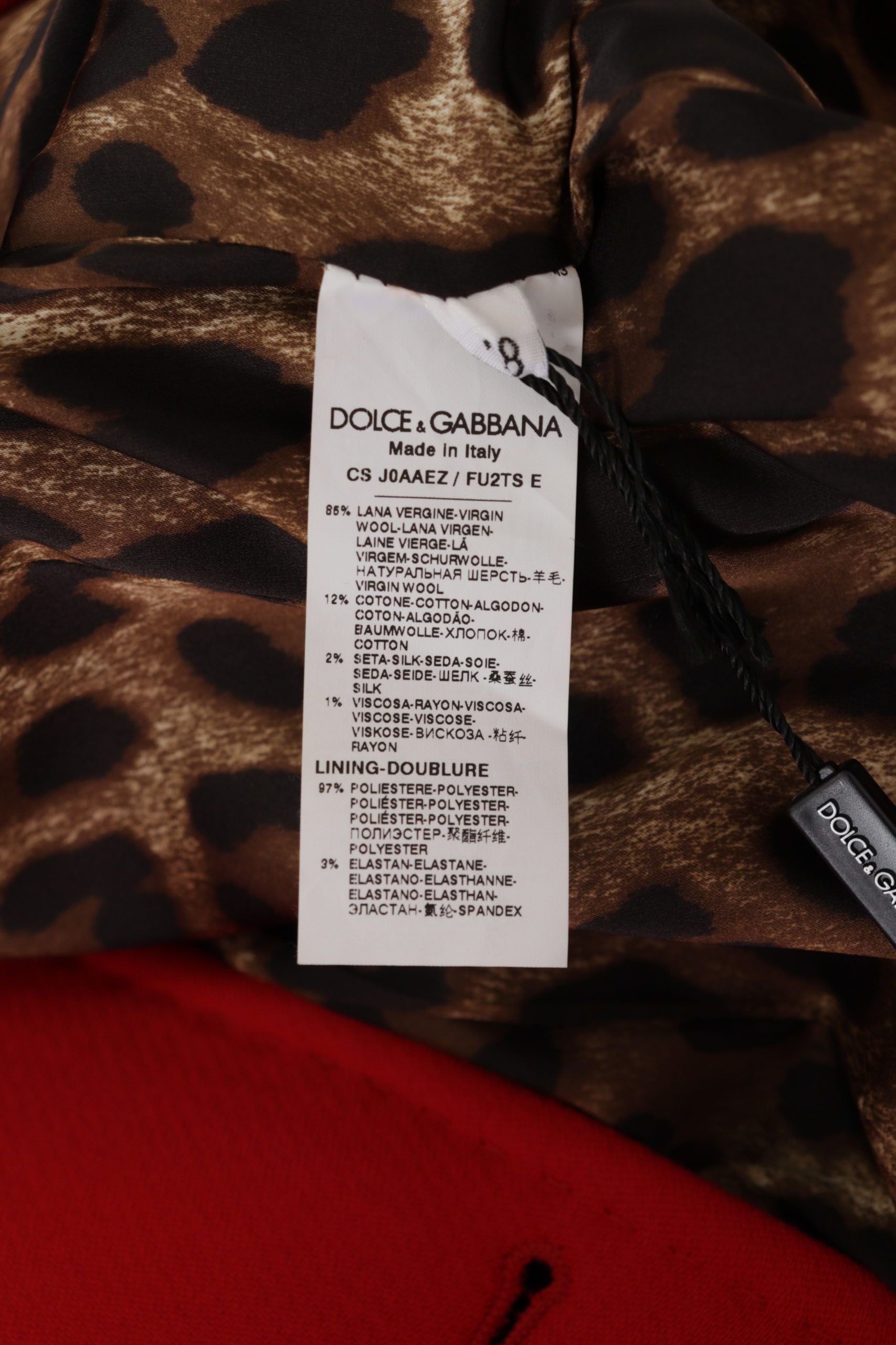Manteau trench rouge en laine à motif léopard de Dolce & Gabbana, coupe élégante et tendance, porté sur un mannequin.