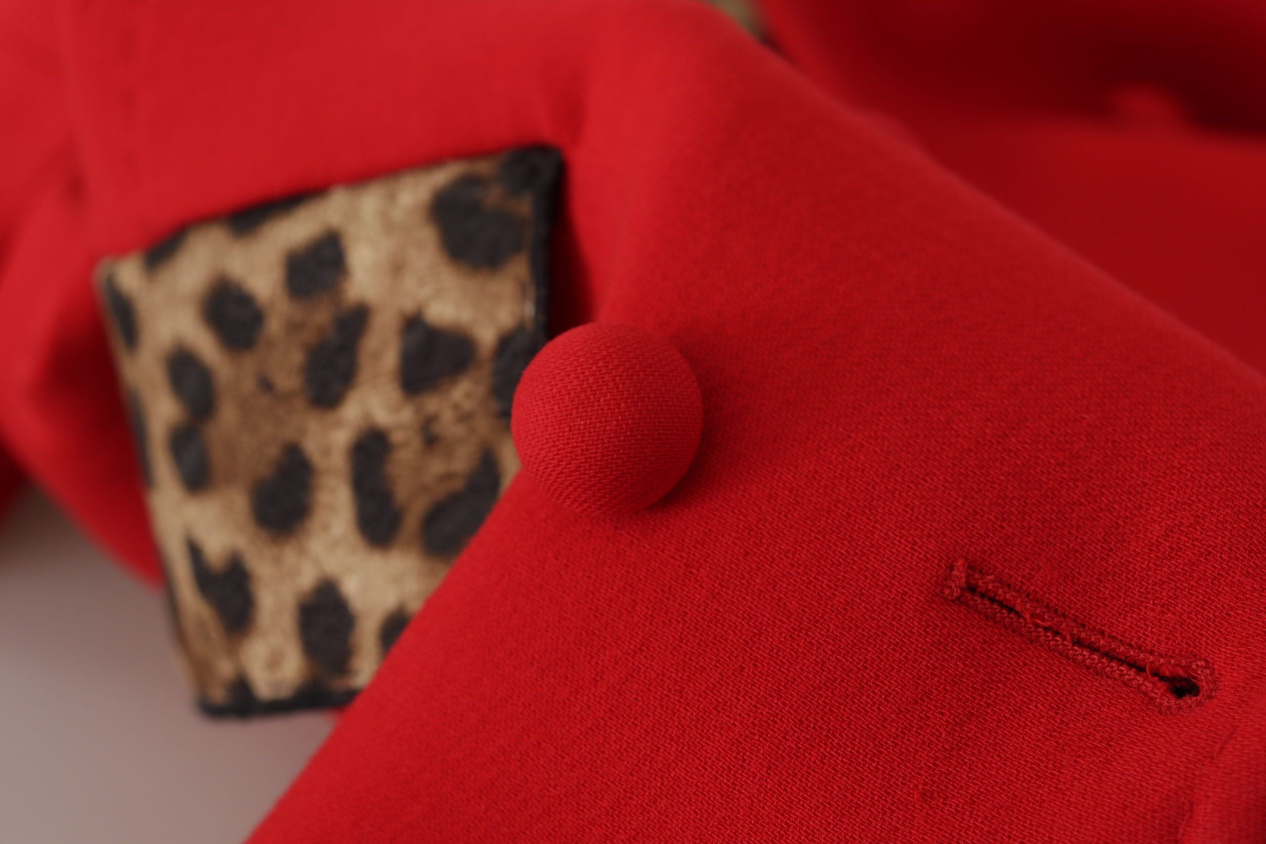 Manteau trench en laine rouge à motif léopard Dolce & Gabbana, veste élégante avec ceinture et détails sophistiqués.