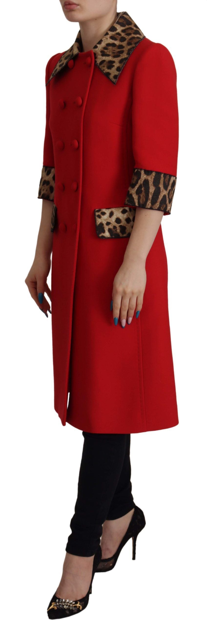 Manteau trench en laine rouge à motif léopard de Dolce & Gabbana, veste élégante avec ceinture et col large.