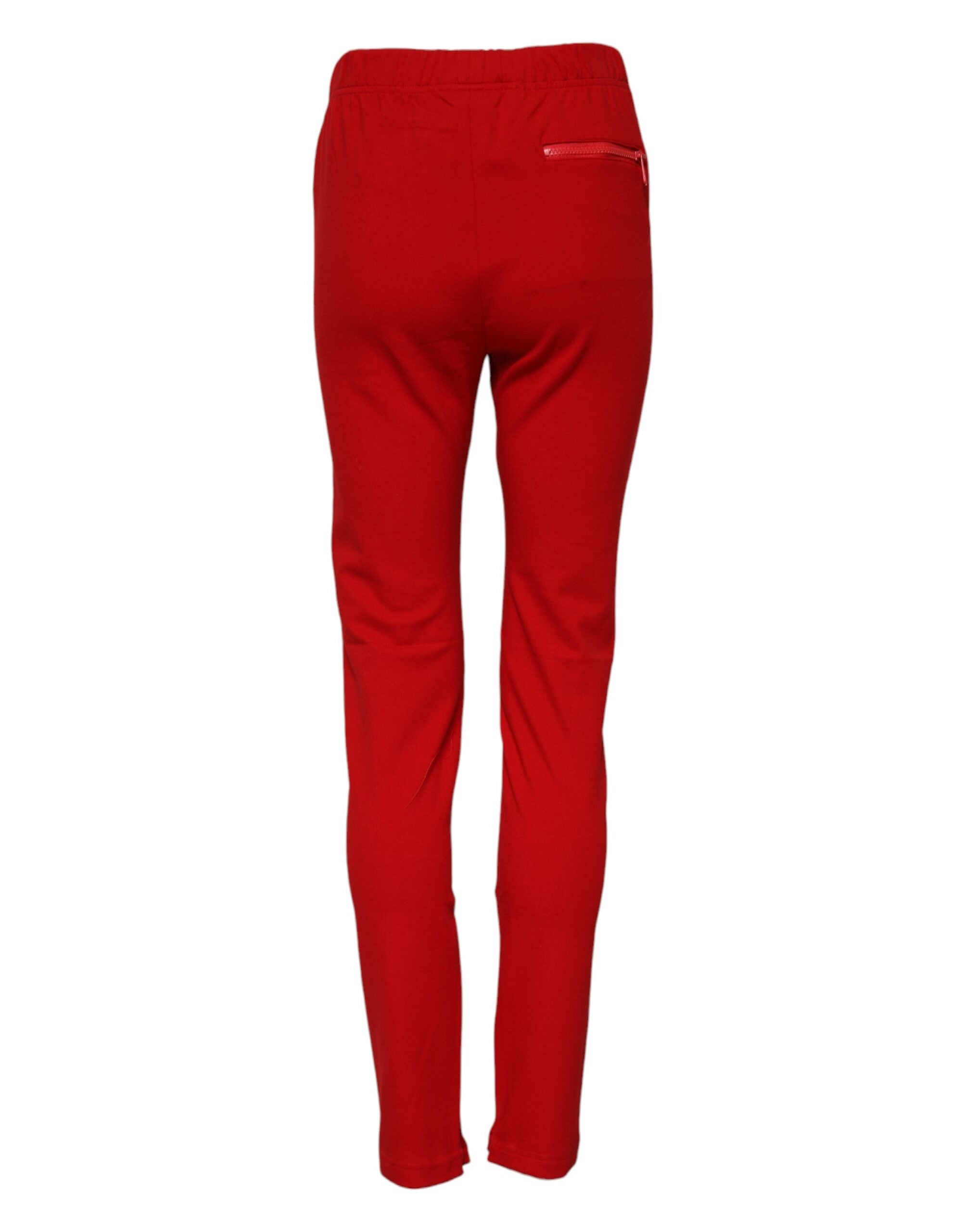 Pantalon rouge Dolce & Gabbana taille moyenne, coupe slim ajustée, en tissu élégant, visible dans l'image.