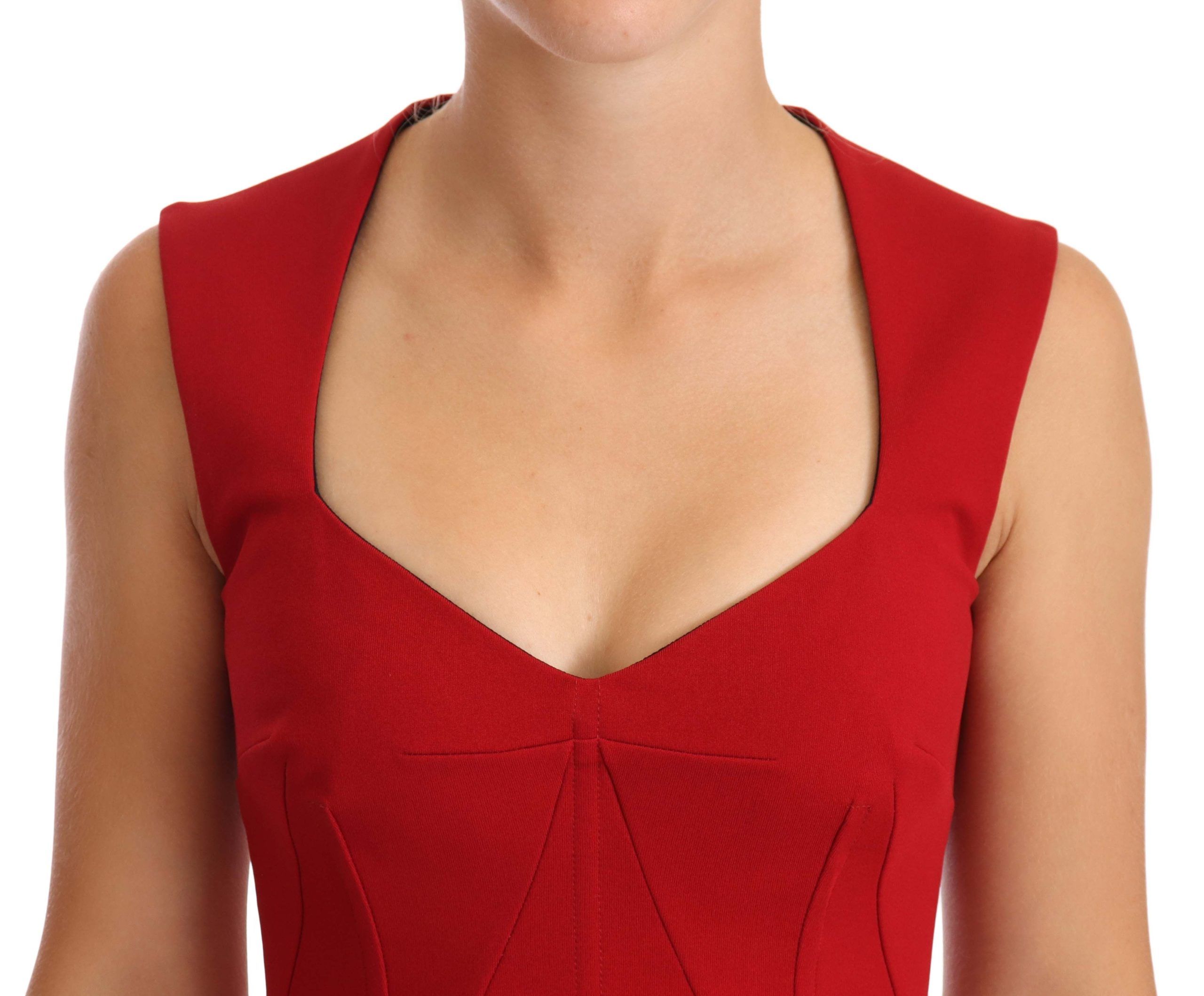 Robe midi sans manches Dolce & Gabbana rouge à décolleté en cœur, tissu stretch, look élégant et sophistiqué.