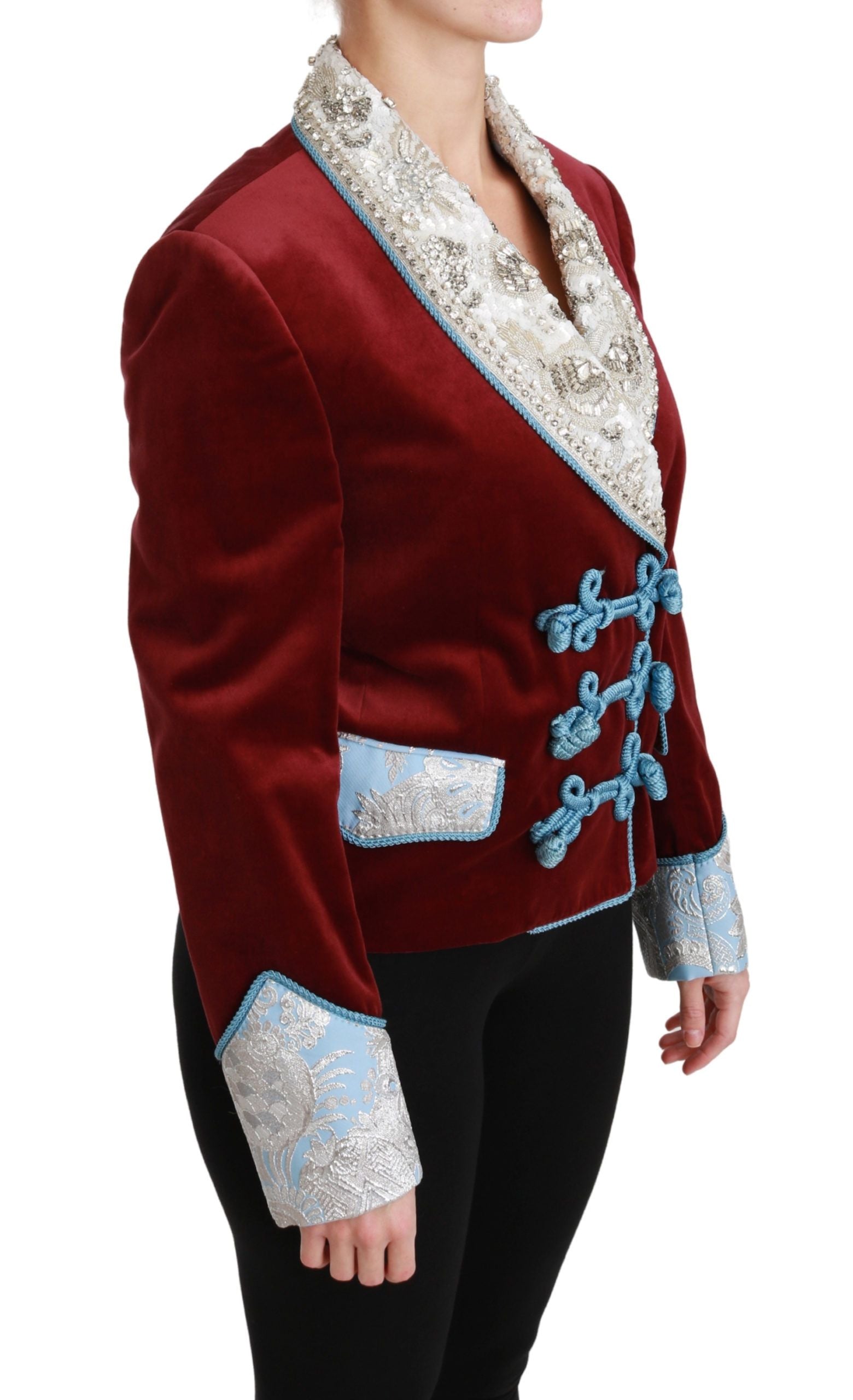 Veste blazer Dolce & Gabbana en velours rouge avec détails baroque et cristaux, élégante et ornée, vue de face.