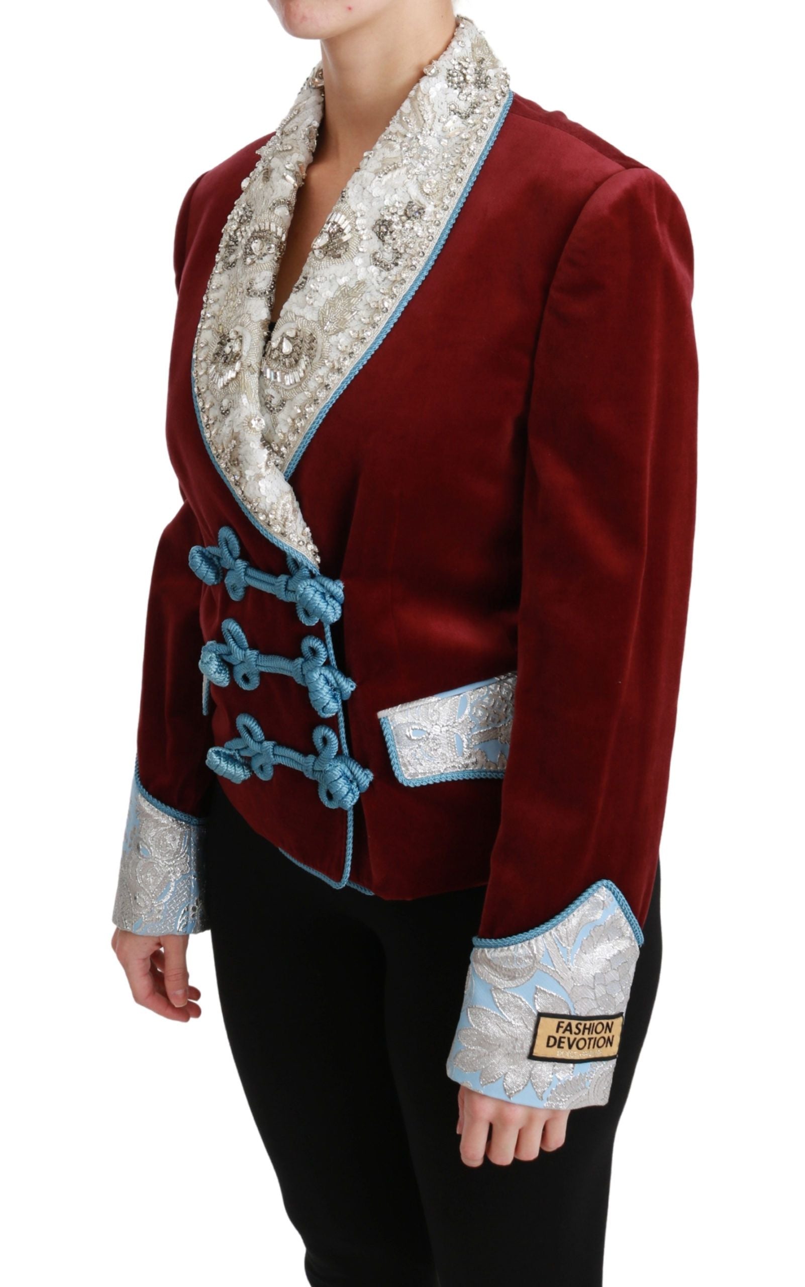 Veste blazer en velours rouge Dolce & Gabbana avec détails baroques en cristal, élégante et sophistiquée.