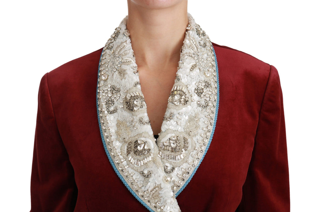 Veste blazer en velours rouge avec motifs baroque et cristaux, Dolce & Gabbana, style élégant et luxueux.