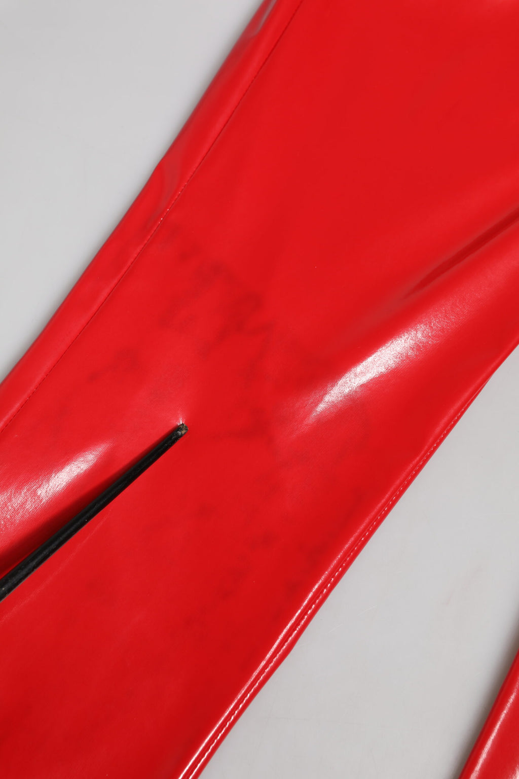 Pantalon skinny rouge brillant à taille haute de Dolce & Gabbana, mode élégante et ajustée pour femmes.
