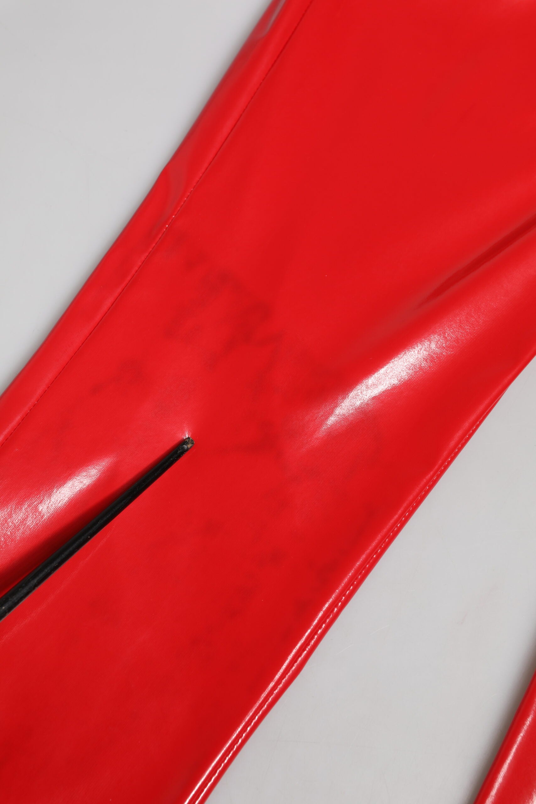 Pantalon skinny rouge brillant à taille haute de Dolce & Gabbana, mode élégante et ajustée pour femmes.
