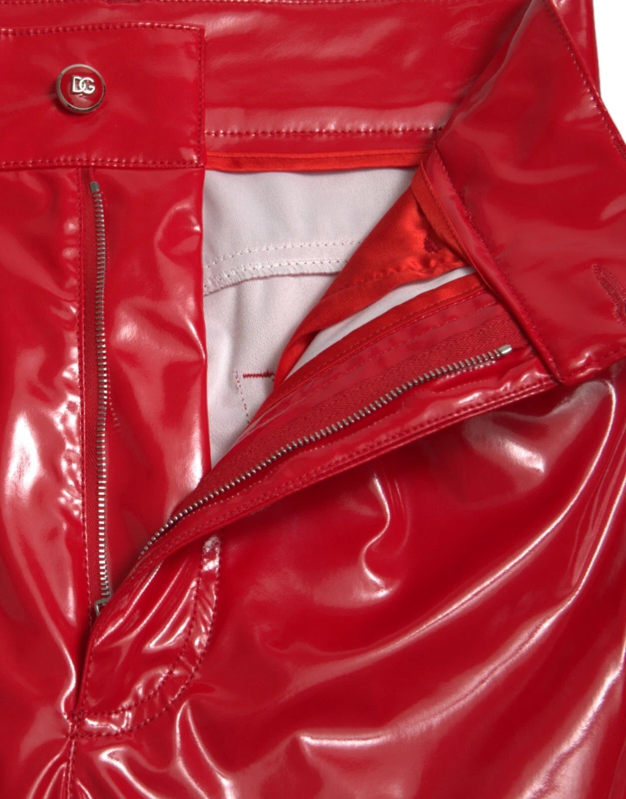 Pantalon skinny rouge brillant à taille haute de Dolce & Gabbana, mode élégante et tendance pour femme.
