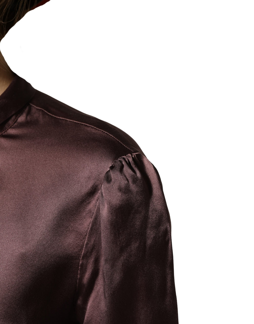 Chemise en satin violet Dolce & Gabbana à manches longues avec ascot, style élégante et raffinée.