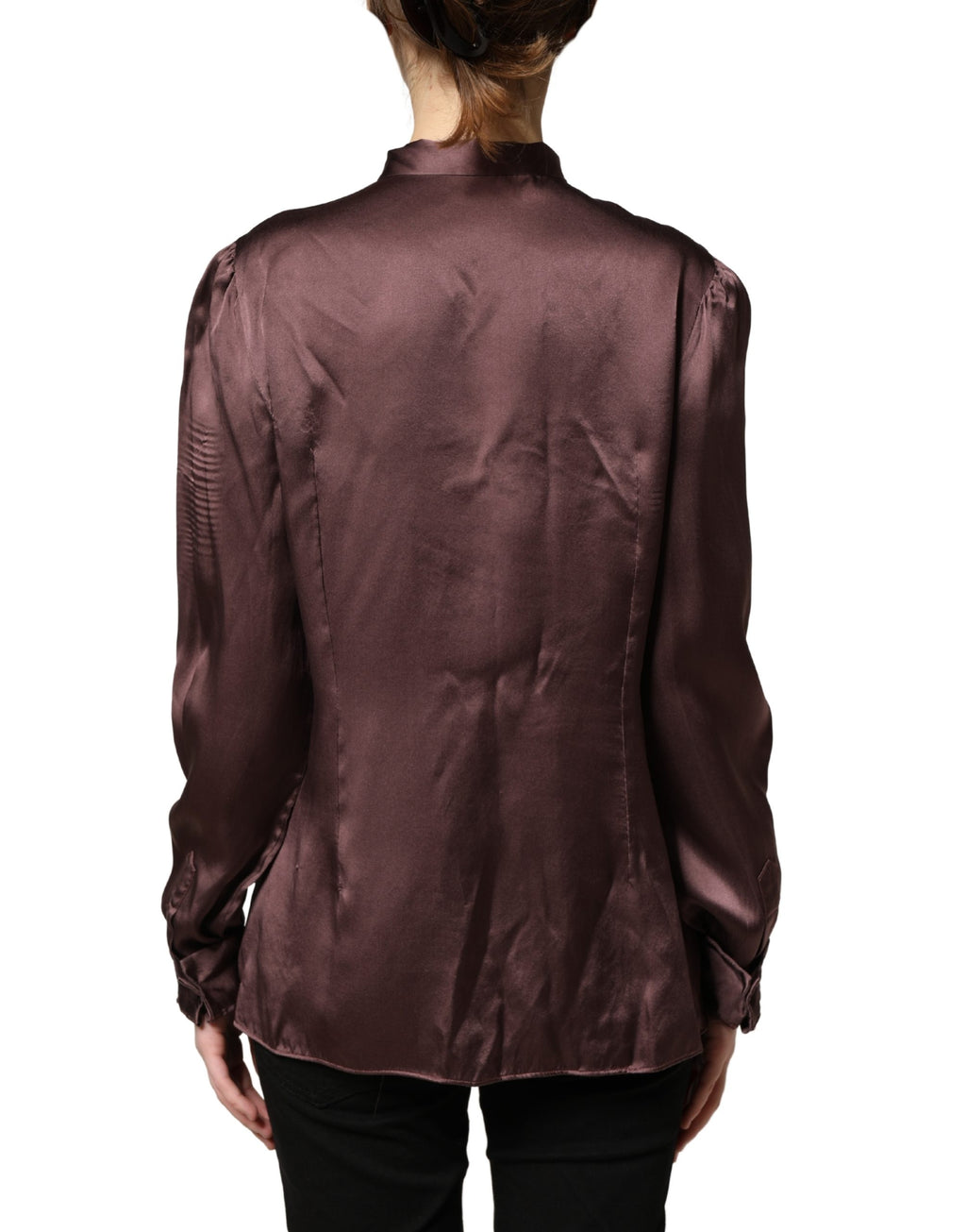 Chemise Dolce & Gabbana en satin violet à manches longues avec ascot, style élégant et sophistiqué.