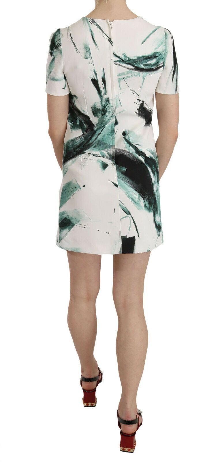 Robe courte Dolce & Gabbana blanche, noire et bleue, coupe shift, mini robe élégante pour femmes, style moderne et sophistiqué.