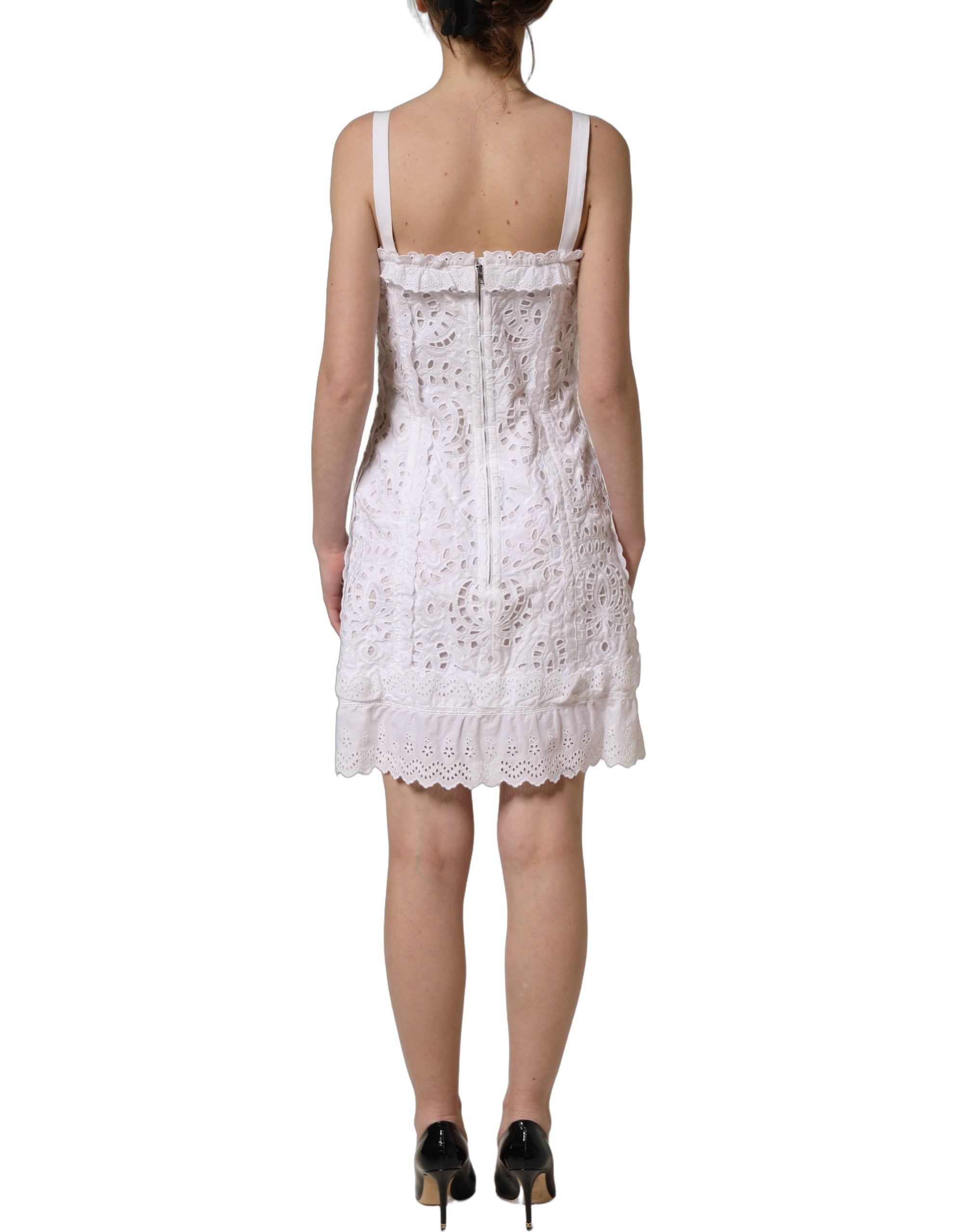 Robe courte blanche en broderie anglaise en coton de Dolce & Gabbana avec détails délicats et coupe élégante.
