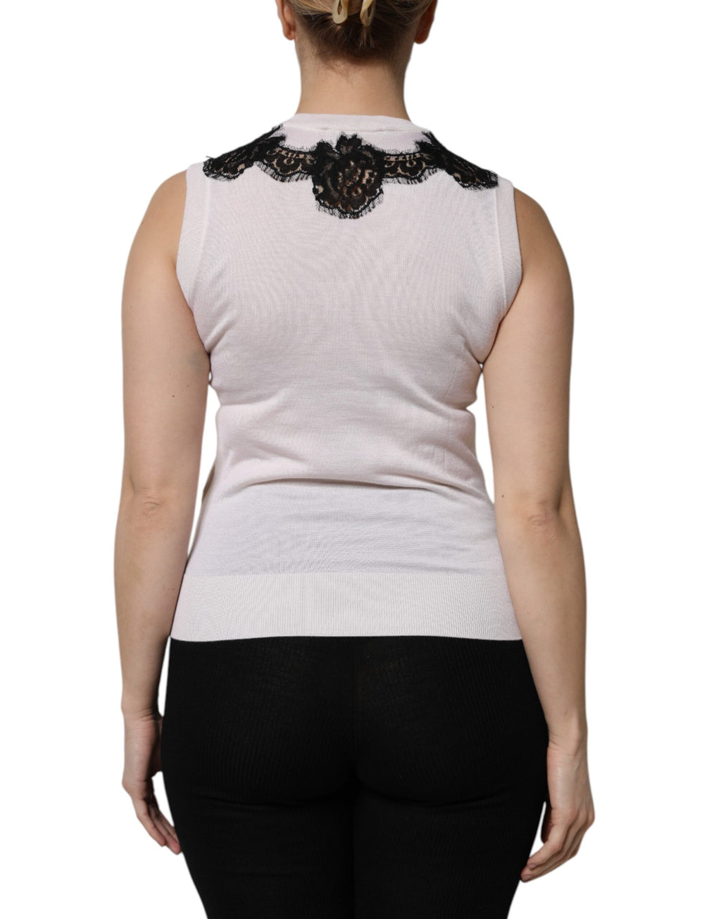 Débardeur blanc en cachemire Dolce & Gabbana avec détails en dentelle florale, léger et élégant.