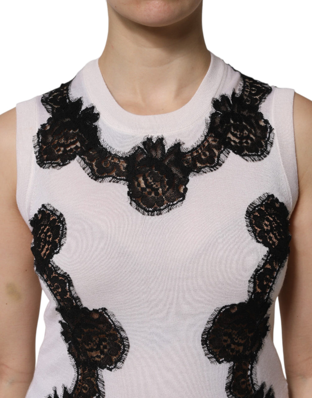 Débardeur blanc en cachemire Dolce & Gabbana avec détails en dentelle florale élégant et féminin.