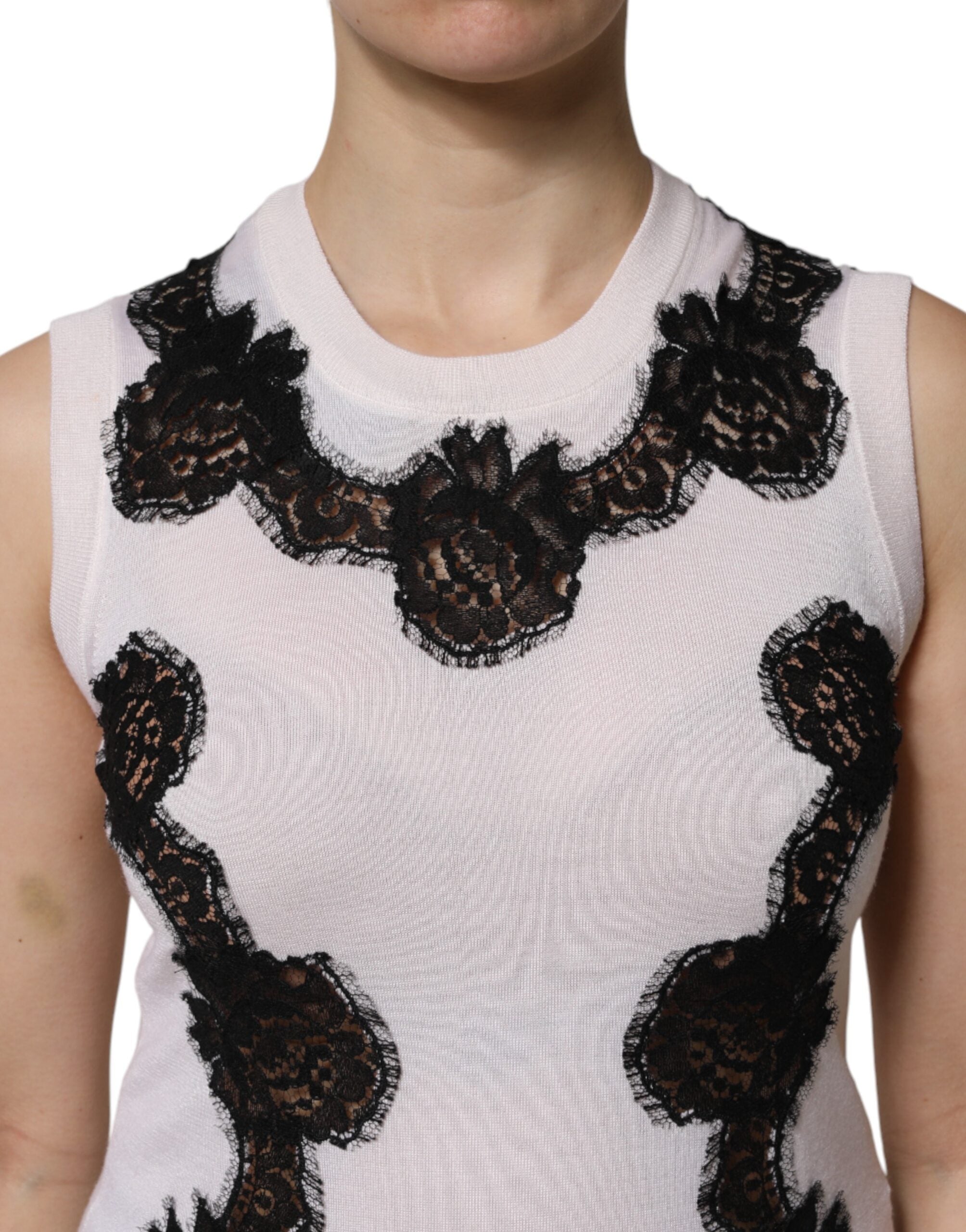 Débardeur blanc en cachemire Dolce & Gabbana avec détails en dentelle florale élégant et féminin.