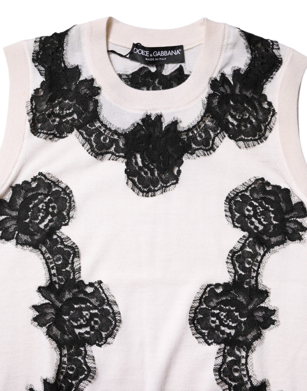 Débardeur blanc en cachemire Dolce & Gabbana avec détails en dentelle florale, style élégant et raffiné.