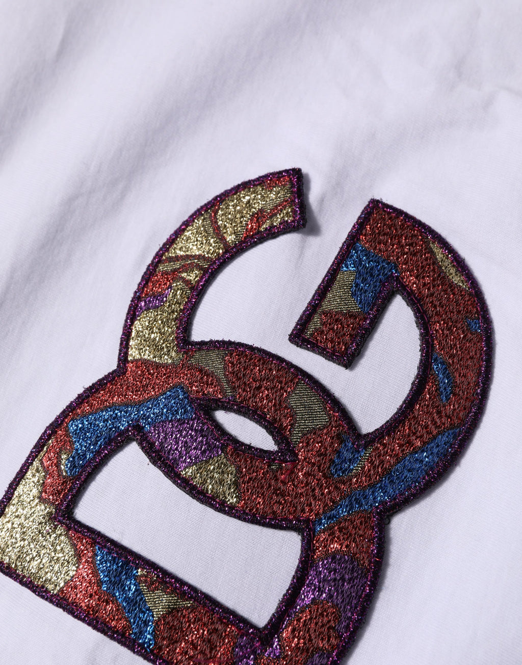 T-shirt blanc en coton Dolce & Gabbana avec logo DG brodé sur la poitrine, col rond et design élégant.