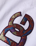 T-shirt blanc en coton Dolce & Gabbana avec logo DG brodé sur la poitrine, col rond et design élégant.