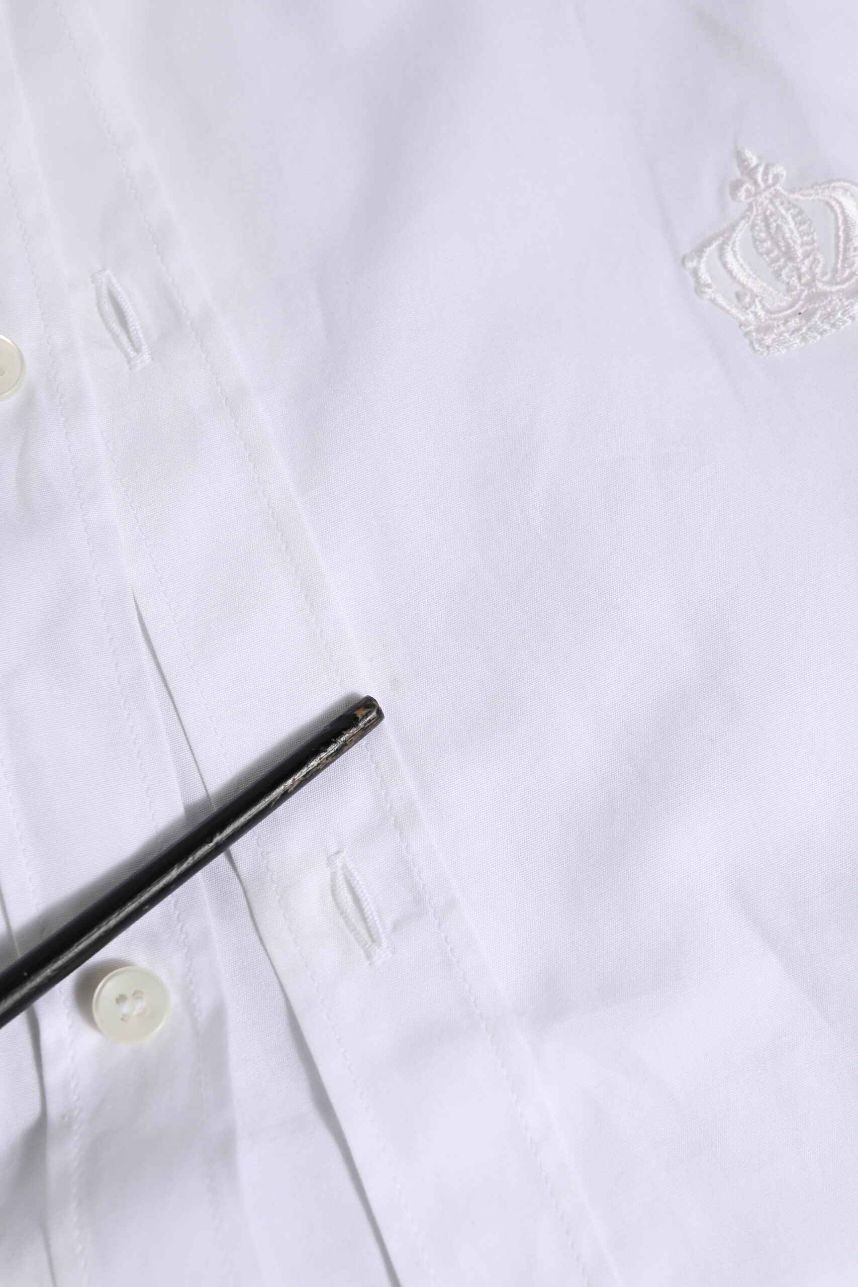 Chemise formelle blanche en coton Dolce & Gabbana avec manches longues et détails en or, vue de face.