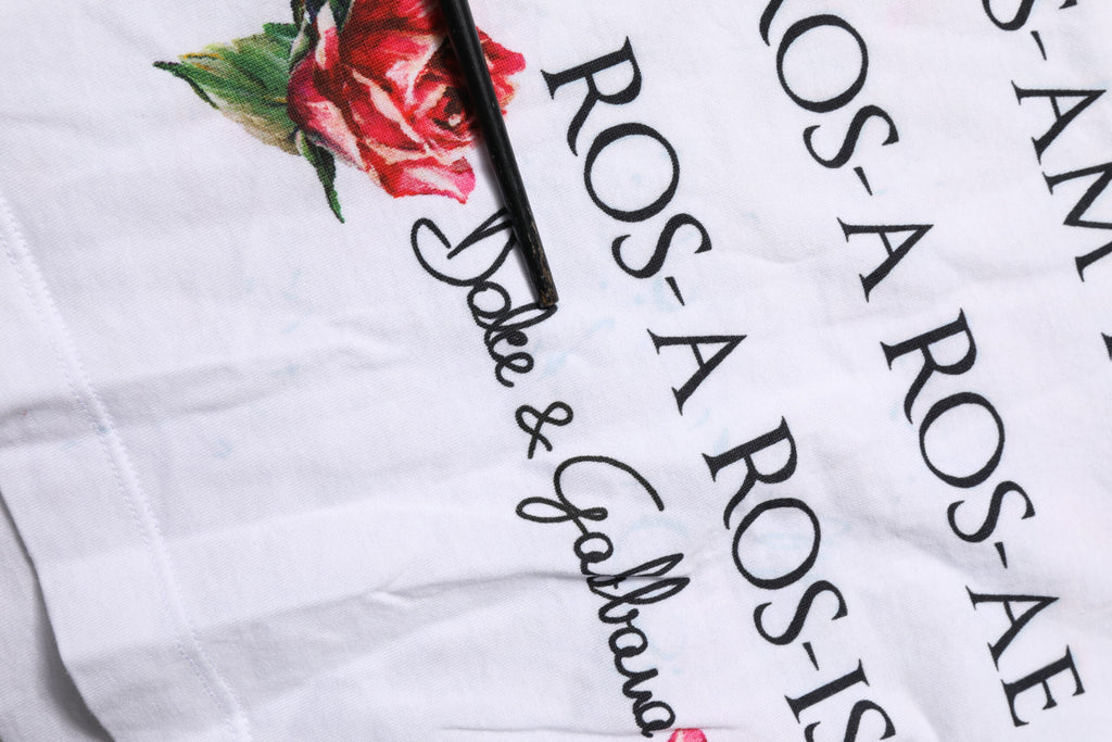 Haut sans manches en coton blanc Dolce & Gabbana à imprimé, col rond, style élégant et décontracté.