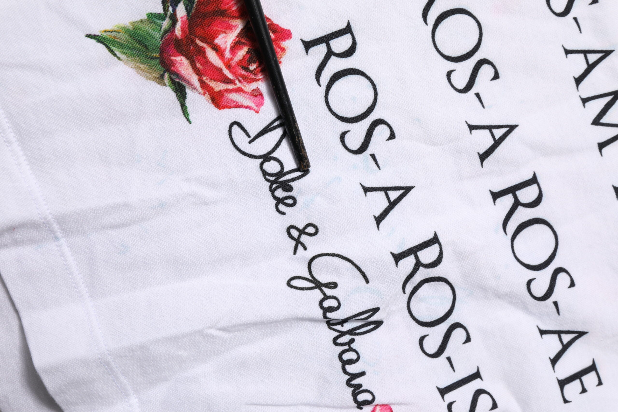 Haut sans manches en coton blanc Dolce & Gabbana à imprimé, col rond, style élégant et décontracté.