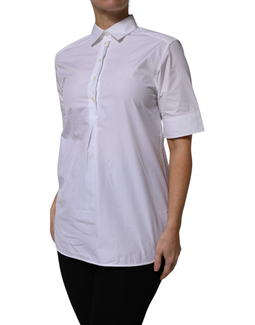 Polo blanc Dolce & Gabbana en coton avec col et manches courtes, élégant et classique, visible sur la photo.