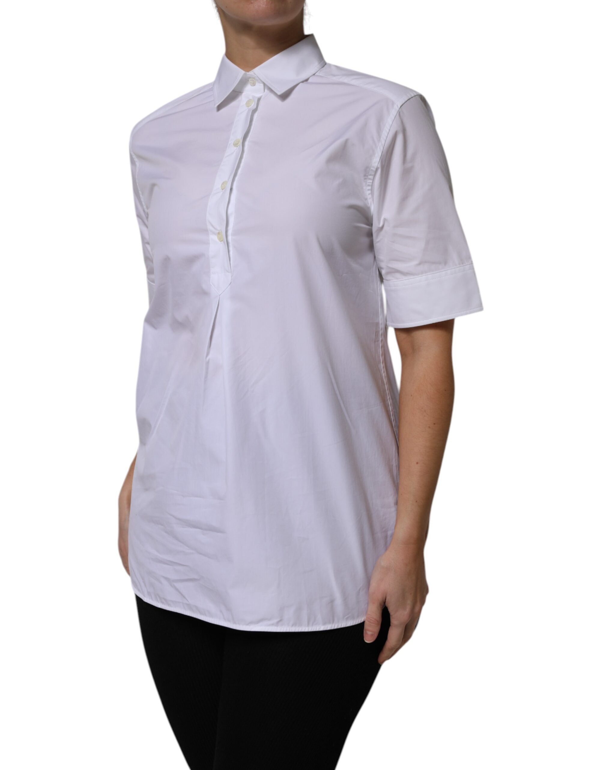 Polo blanc Dolce & Gabbana en coton avec col et manches courtes, élégant et classique, visible sur la photo.