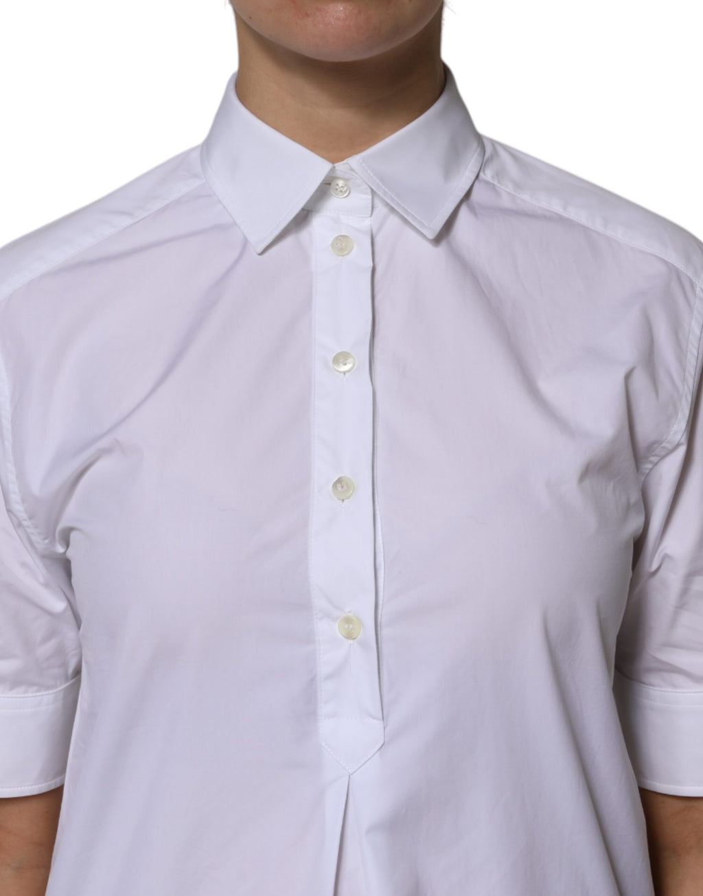 Polo blanc en coton à manches courtes avec col de la marque Dolce & Gabbana, vue de face.