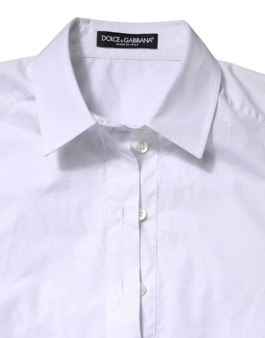 Polo blanc en coton à manches courtes et col avec logo Dolce & Gabbana, élégant et casual, porté sur mannequin.