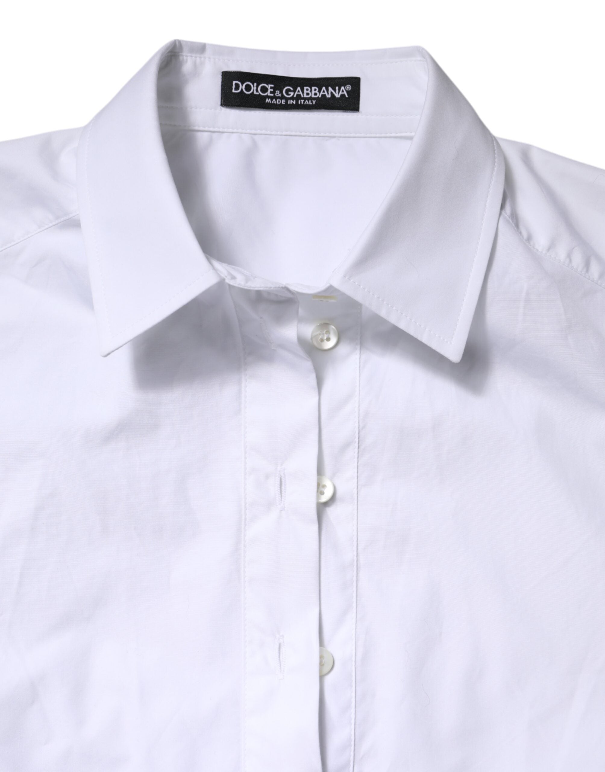 Polo blanc en coton à manches courtes et col avec logo Dolce & Gabbana, élégant et casual, porté sur mannequin.