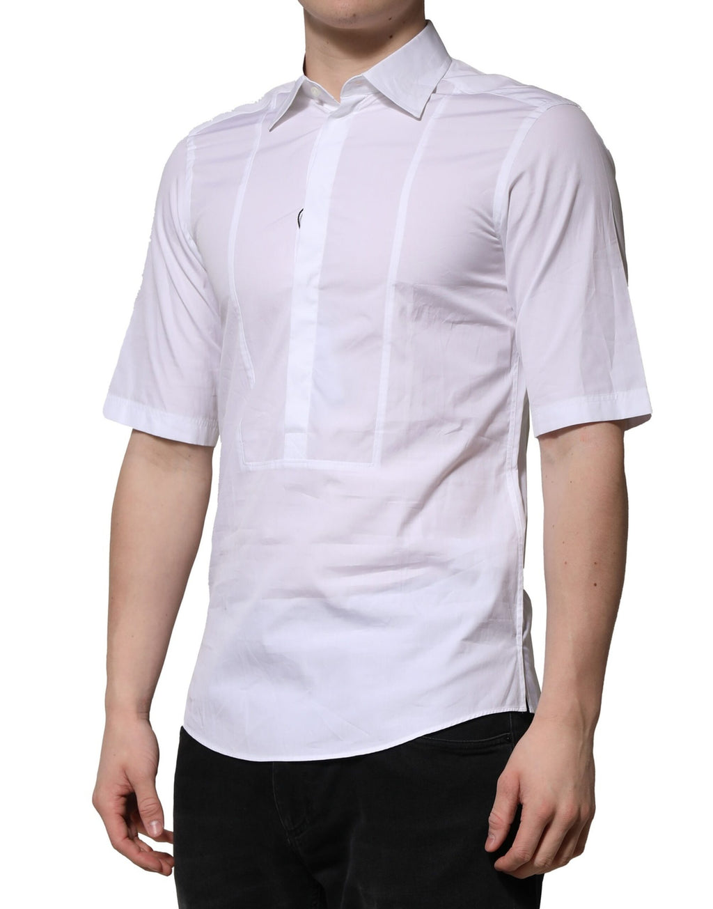 Chemise blanche en coton à manches courtes de la marque Dolce & Gabbana, vêtement formel élégant.