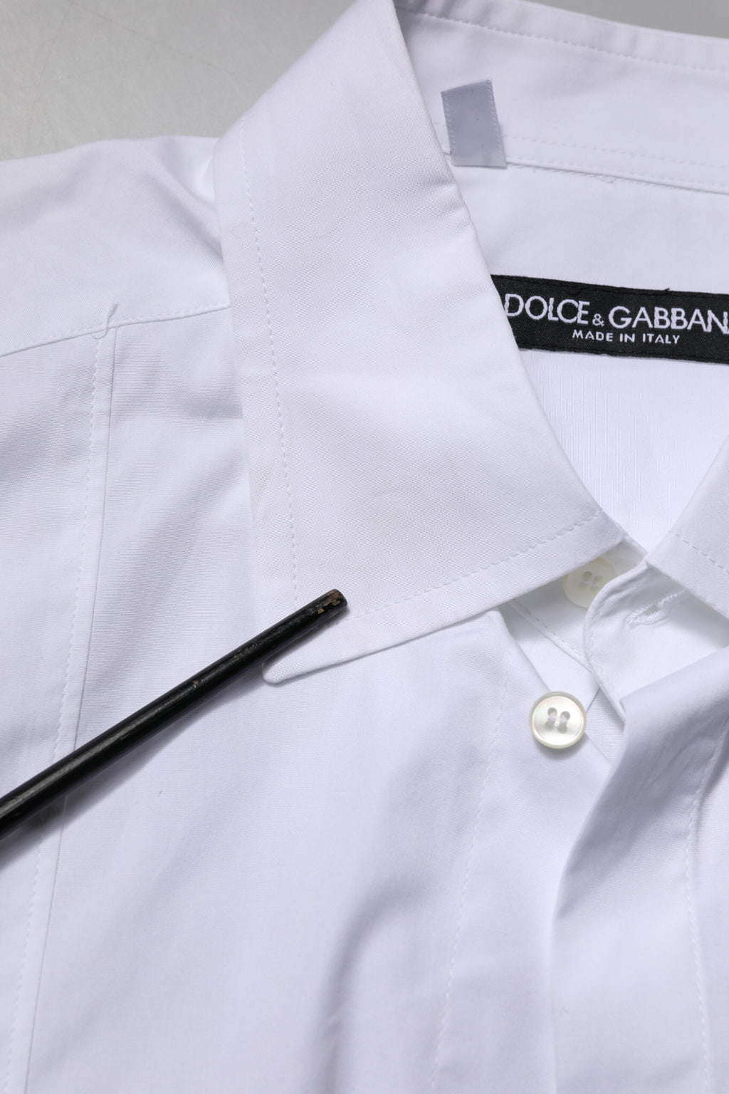 Chemise formelle blanche Dolce & Gabbana en coton à manches courtes, élégante et sophistiquée pour occasions spéciales.