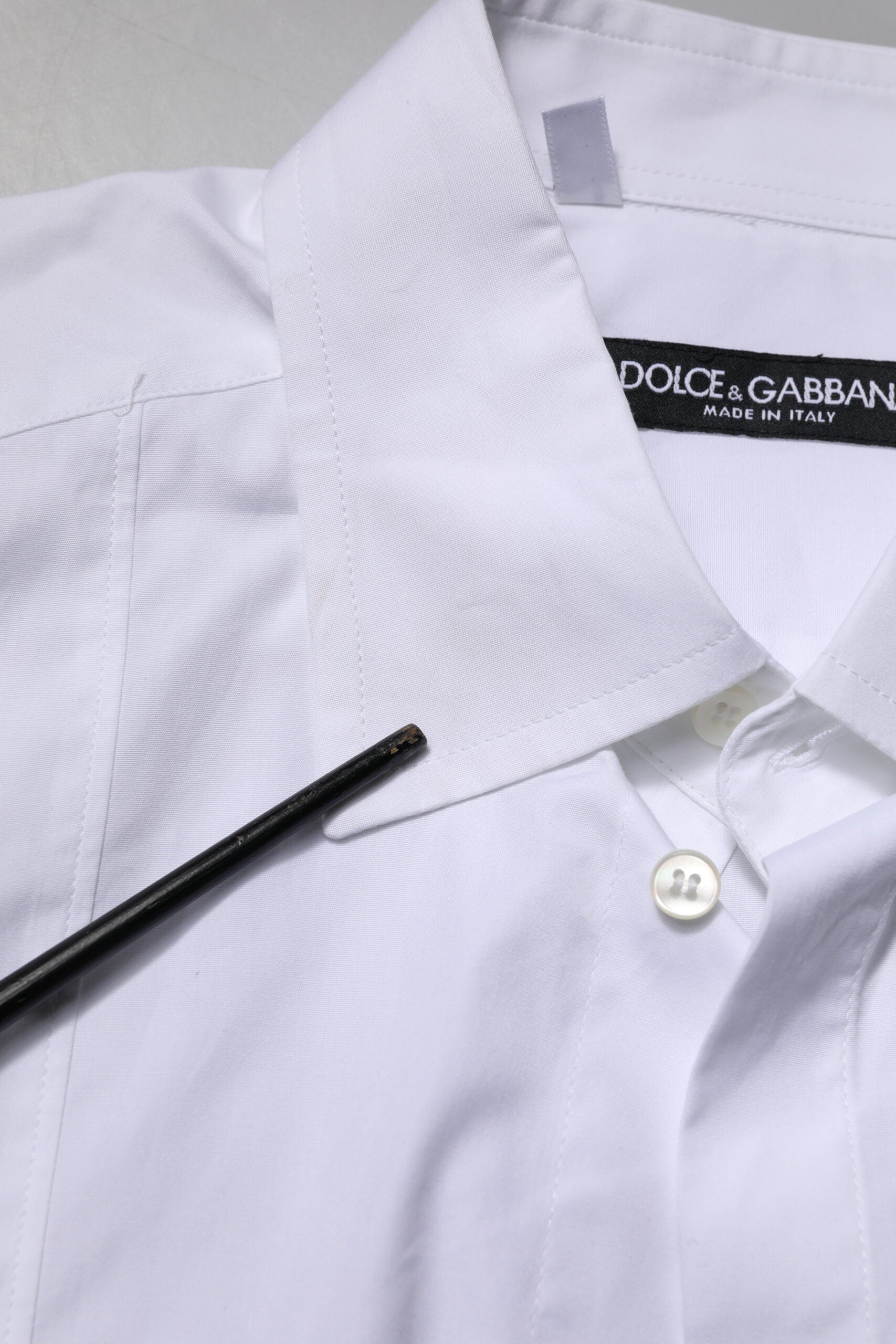 Chemise formelle blanche Dolce & Gabbana en coton à manches courtes, élégante et sophistiquée pour occasions spéciales.