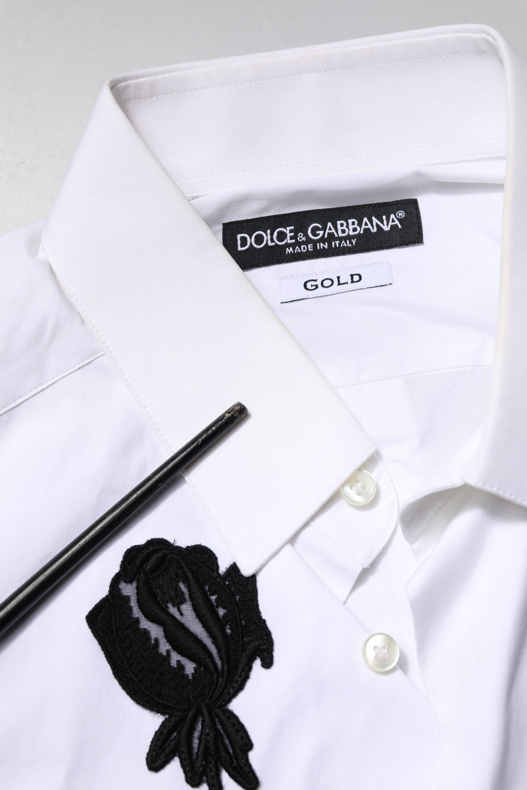 Chemise formelle blanche pour homme Dolce & Gabbana avec broderie florale dorée, élégante et raffinée.