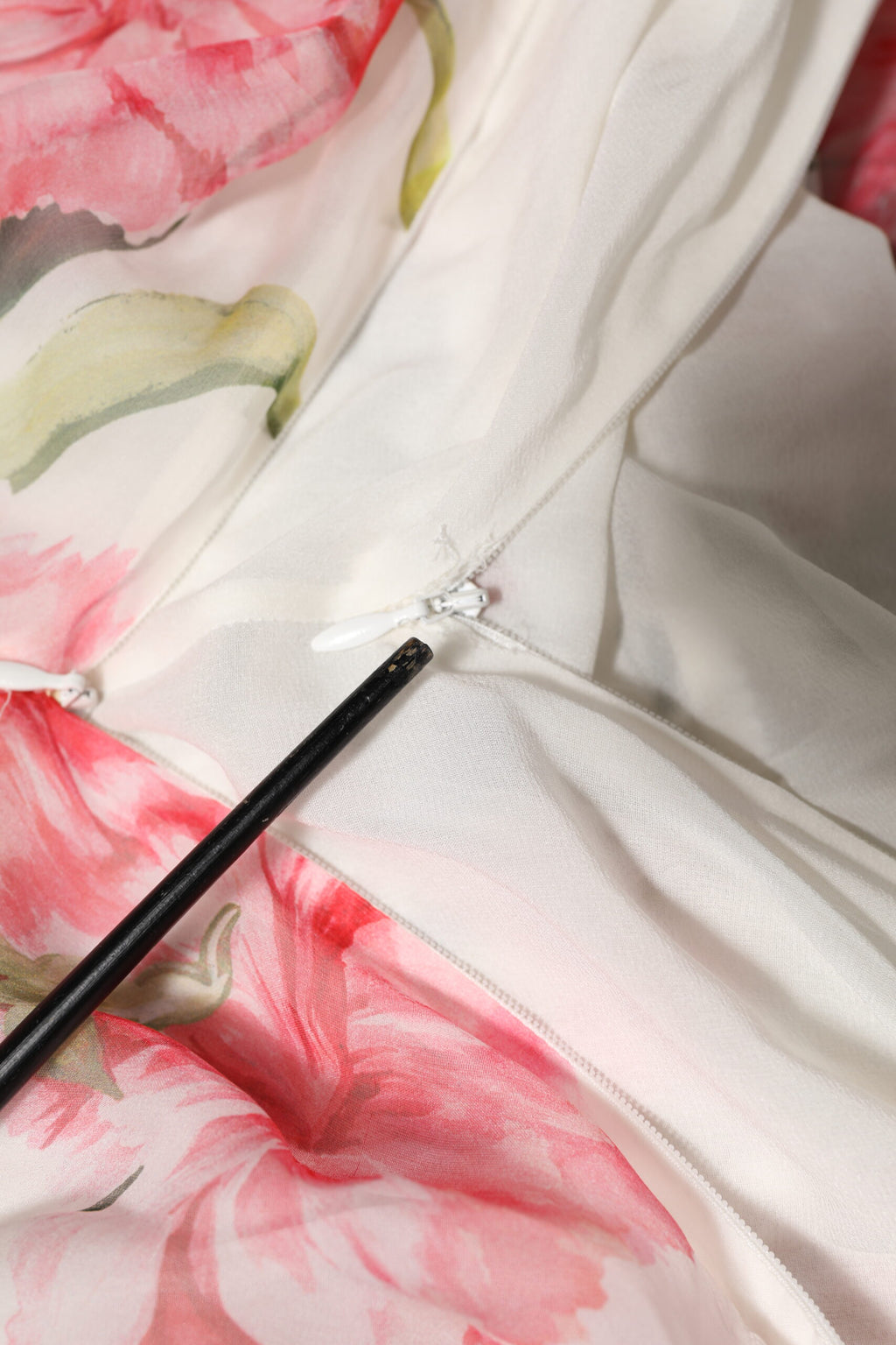Robe longue en soie blanche à fleurs, robe moulante avec décolleté halter, de la marque Dolce & Gabbana, vue de face