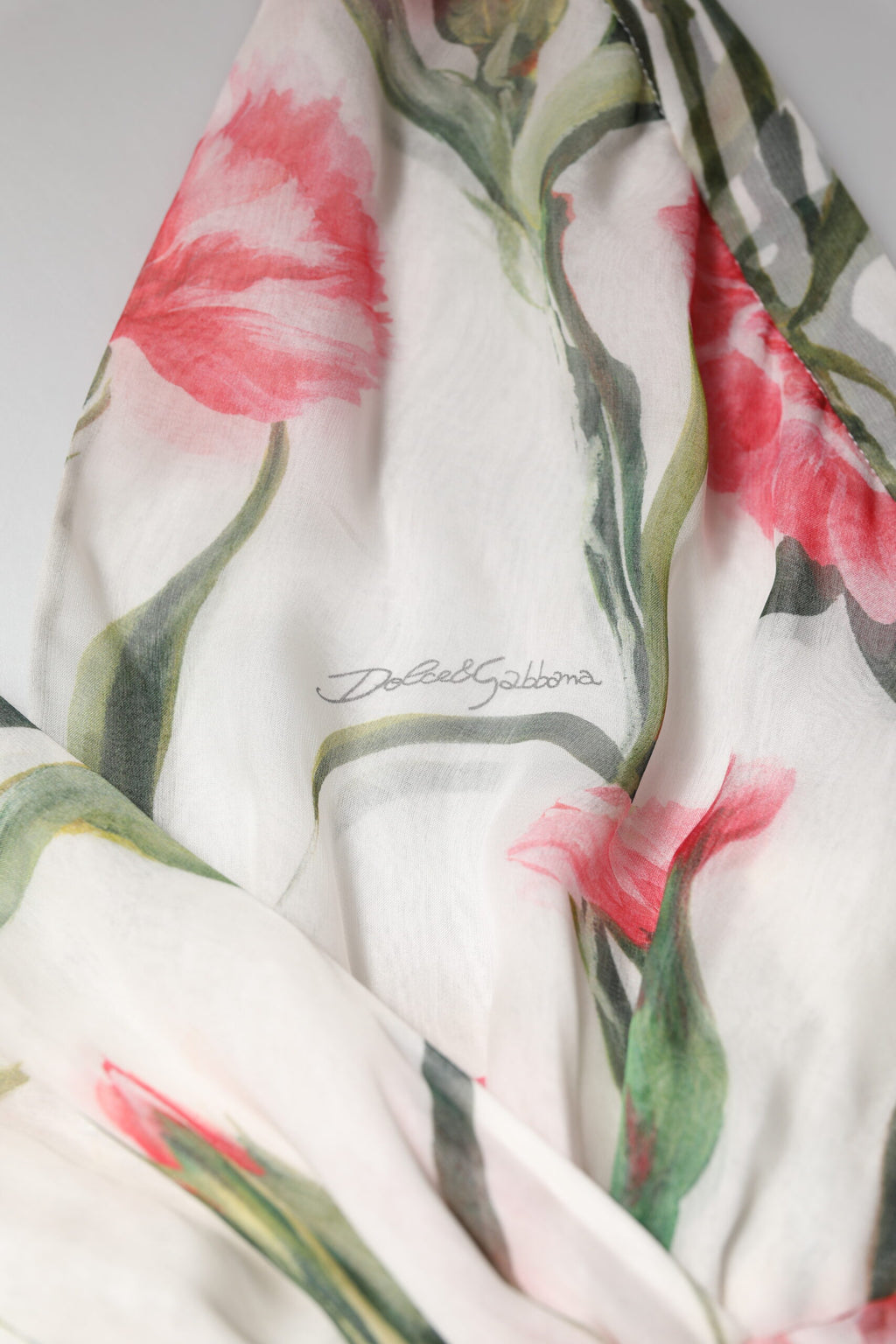 Robe maxi en soie blanche à fleurs avec col halter Dolce & Gabbana, style A-line, détails élégants et tissu fluide.