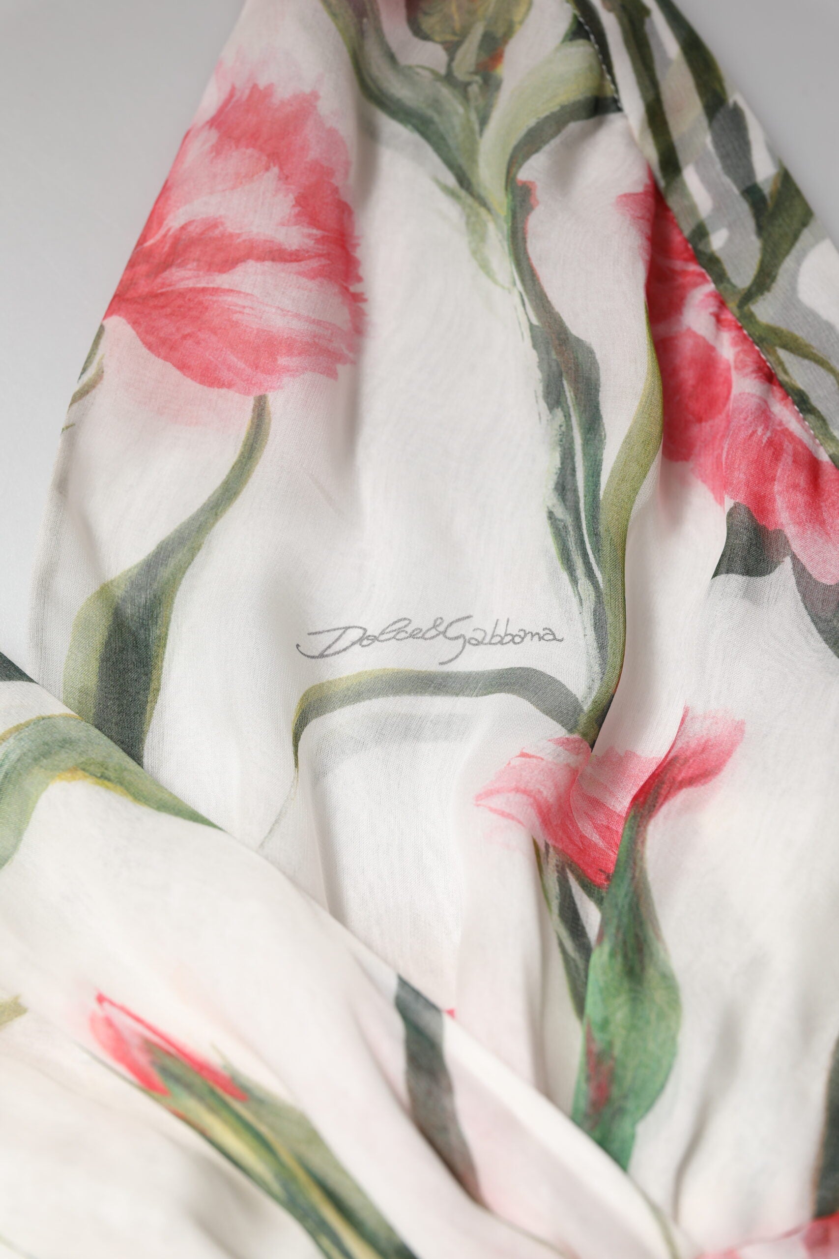 Robe maxi en soie blanche à fleurs avec col halter Dolce & Gabbana, style A-line, détails élégants et tissu fluide.